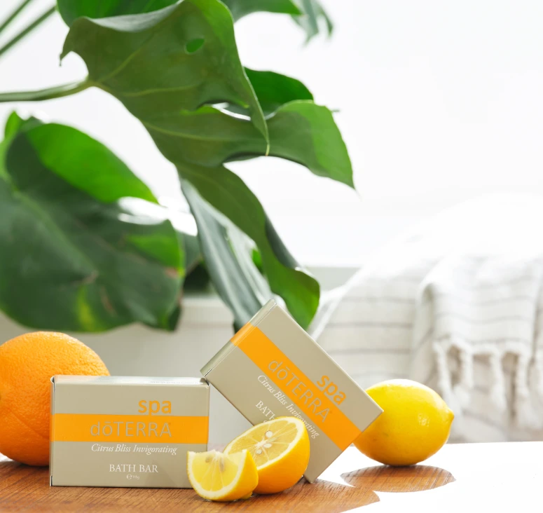 Citrus Bliss sapun sa pilingom stvara podizno, pročišćavajuće iskustvo i pruža energizirajući podsticaj vašoj svakodnevnoj rutini.