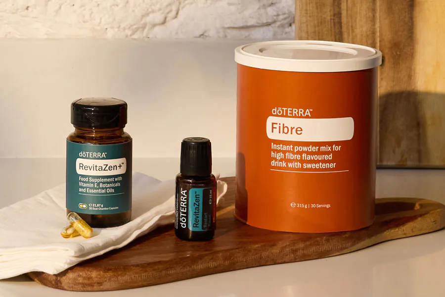 Komplet uključuje: RevitaZen™ (15 ml), RevitaZen+™ (30 kapsula), doTERRA Fibre (315 g)