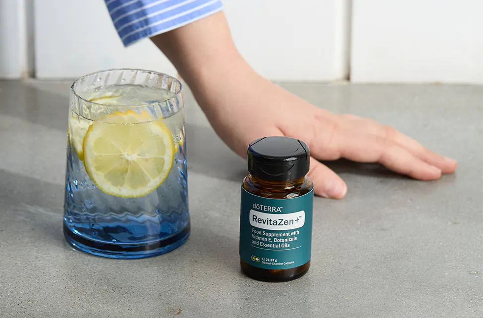 Uzimanje RevitaZen+ kapsule uz čašu vode – dnevna wellness rutina