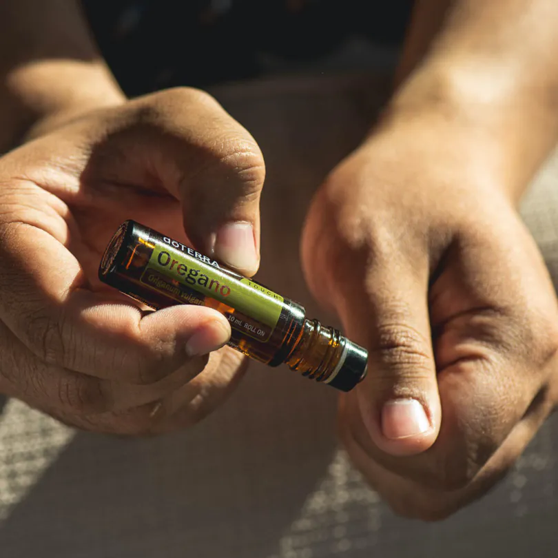 Direktna aplikacije oregano ulja na koži sa roll-on aplikatorom