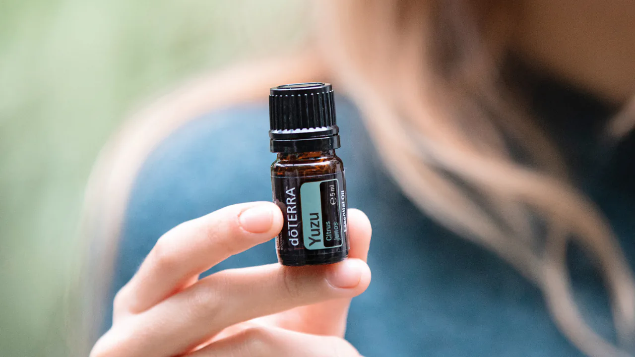 Dodavanje kapi doTERRA Yuzu ulja u noseće ulje za masažu ili opuštajuću kupku