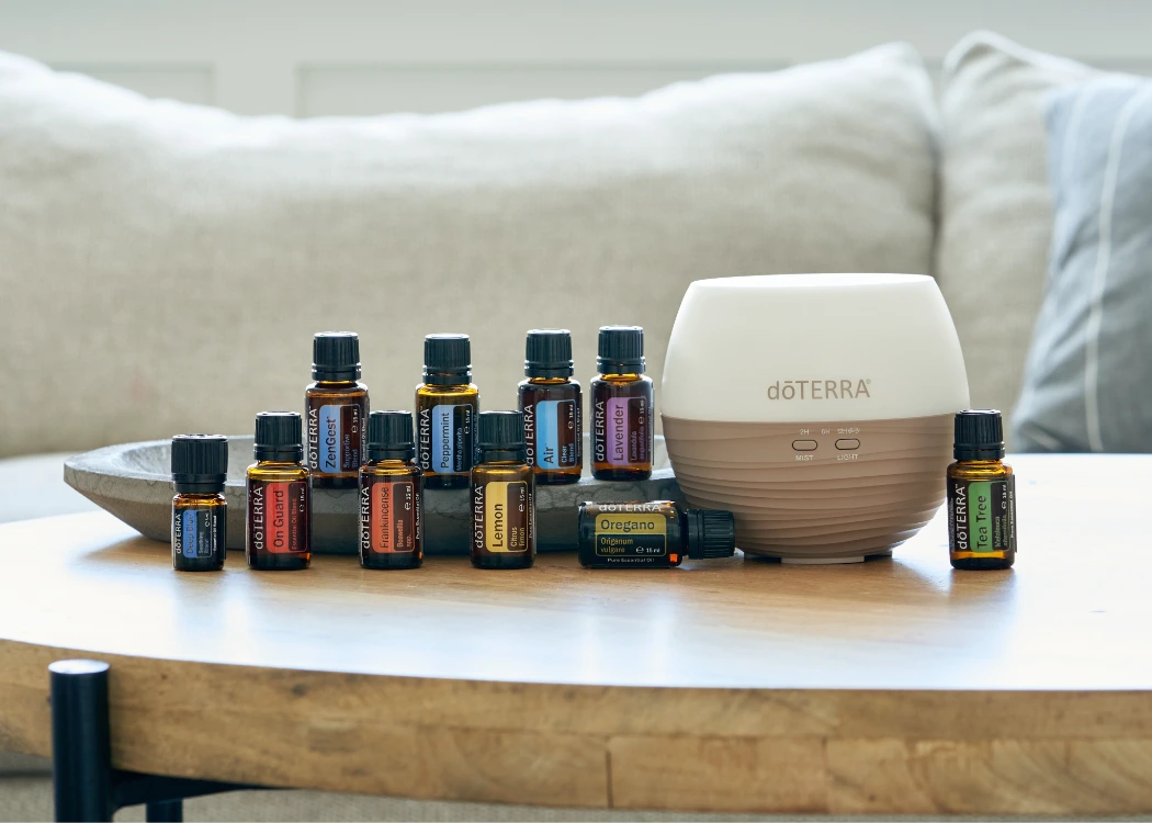 doTERRA Petal difuzer 2.0 okružen sa deset eteričnih ulja iz Home Essential paketa