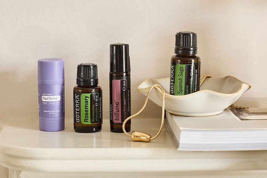 doTERRA jesenji ekskluzivni komplet 2026 — PastTense Stick + Sweet Gum, InTune roll-on, ulje ruzmarina i ulje španske žalfije