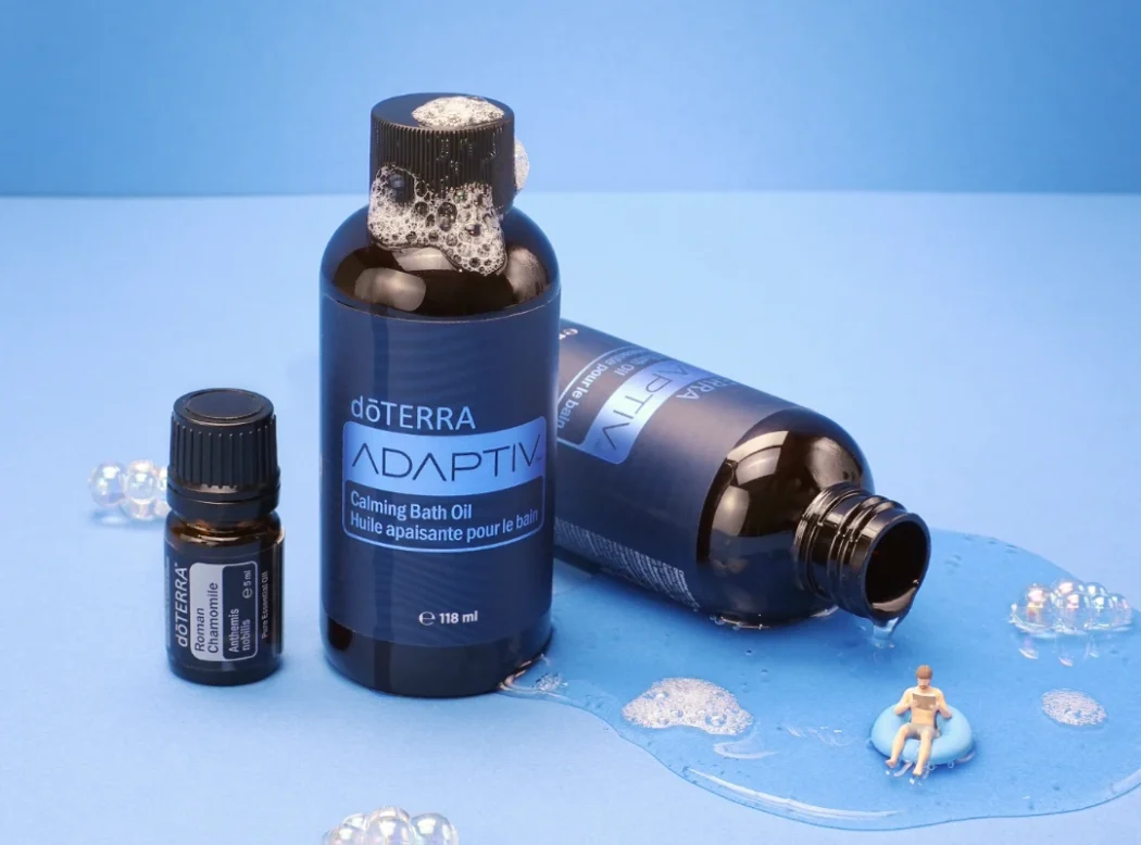 doTERRA Roman Chamomile 5 ml i dve bočice Adaptiv Calming Bath Oil pored kade sa toplom vodom