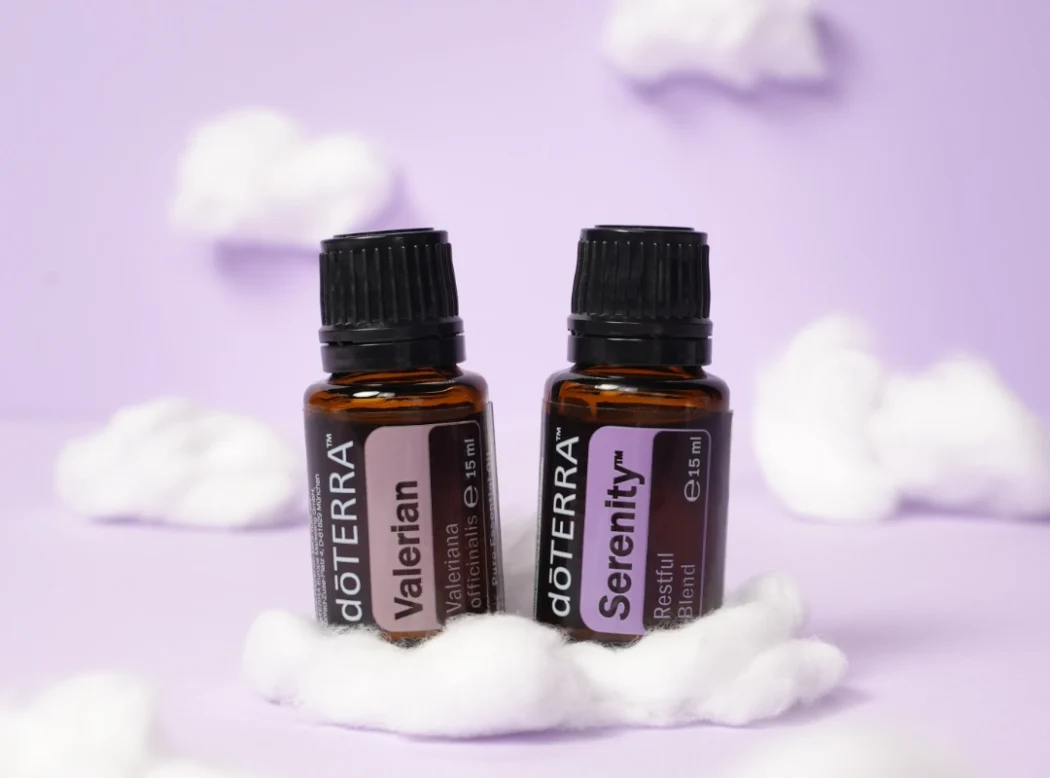 doTERRA Valerian 15 ml i Serenity mešavina za opuštanje pored šolje večernjeg čaja